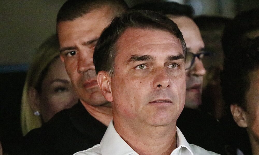 Advogado de Flávio alega surpresa com fuga do senador aos EUA: ‘Preciso conversar com ele’