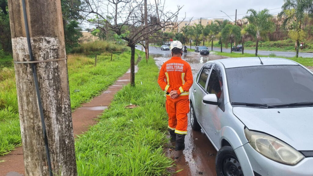 Alagamento em Uberaba causa pane e deixa dois carros imobilizados; entenda