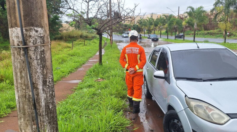 Alagamento em Uberaba causa pane e deixa dois carros imobilizados; entenda