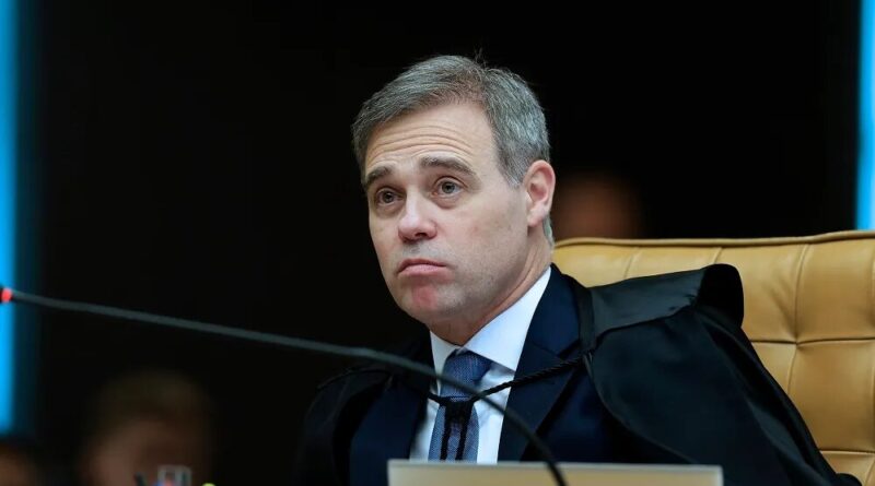 André Mendonça manda CUT apagar posts que ligavam Flávio a milícias e fim do Pix