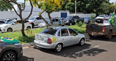 Apoiadores de Flávio Bolsonaro fazem carreata e motocarreata em Uberaba