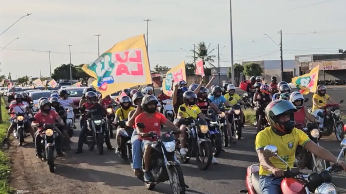 Apoiadores de Lula realizam carreata em Uberaba na véspera da eleição