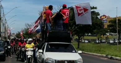 Apoiadores de Lula fazem carreata pelas ruas de Uberlândia