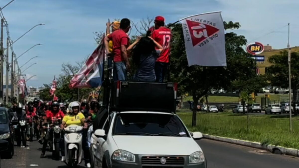 Apoiadores de Lula fazem carreata pelas ruas de Uberlândia