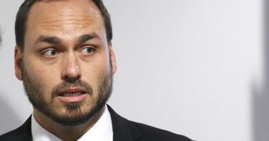 Após fuga de Flávio, Carlos posta vídeo de Bolsonaro falando em ‘combater nazifascismo’