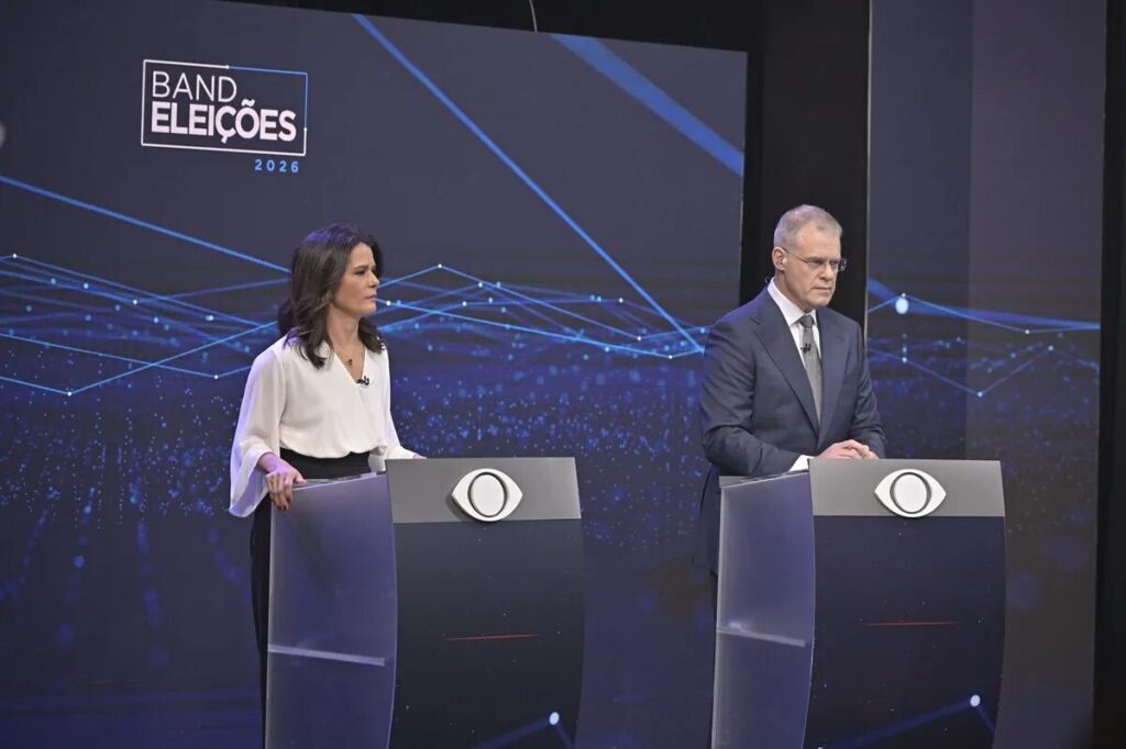 Apresentadora grita após plateia atrapalhar considerações de Lula em debate
