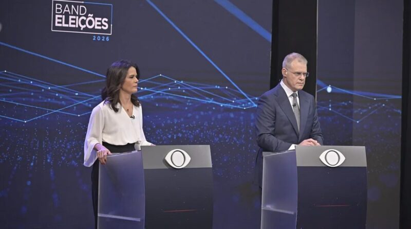 Apresentadora grita após plateia atrapalhar considerações de Lula em debate