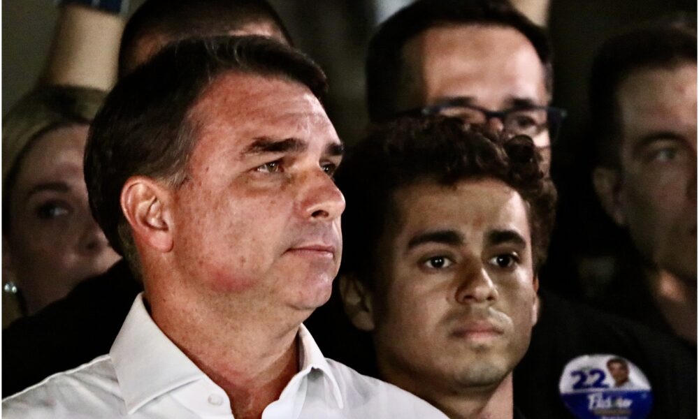 Argentina confirma saída de Flávio Bolsonaro rumo aos EUA