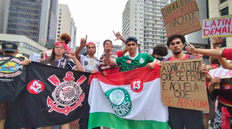 Ato de Lula na Paulista tem imagem de Nossa Senhora, bandeiras do Brasil e Constituição