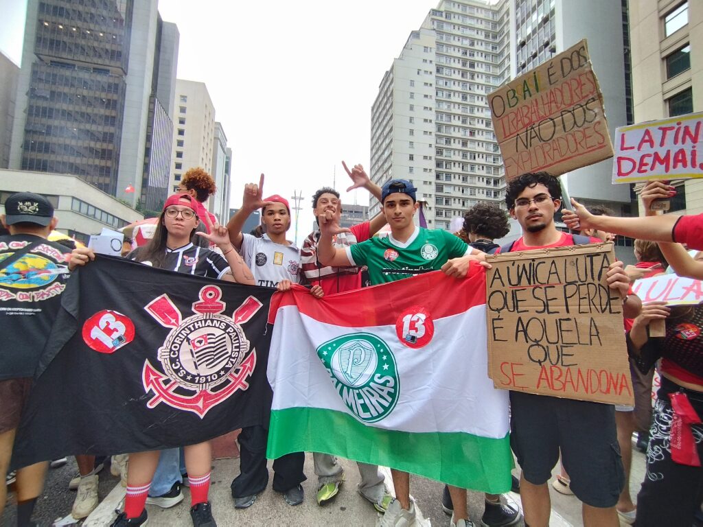 Ato de Lula na Paulista tem imagem de Nossa Senhora, bandeiras do Brasil e Constituição
