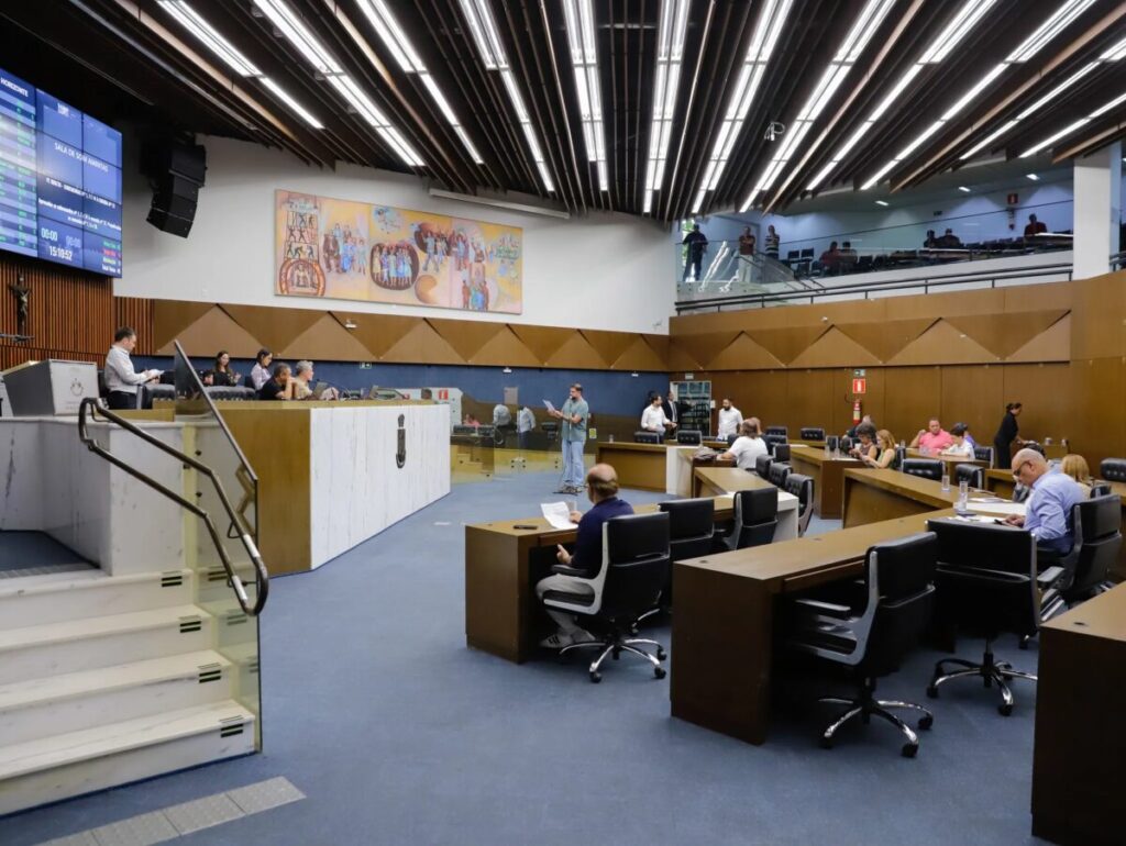 Câmara aprova uso de câmeras de segurança para monitorar escolas municipais de BH