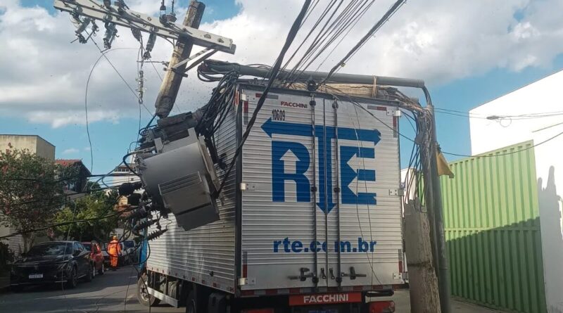 Caminhão bate em poste no Castelo, em BH, e clientes ficam sem energia