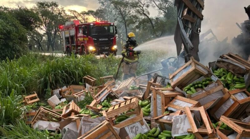 Caminhão carregado com bananas pega fogo após batida na MGC-497 entre Prata e Uberlândia