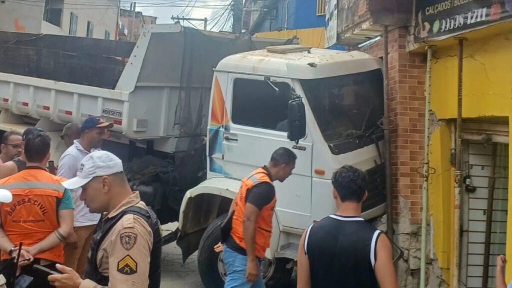 Caminhão desgovernado invade relojoaria em BH e atropela idoso