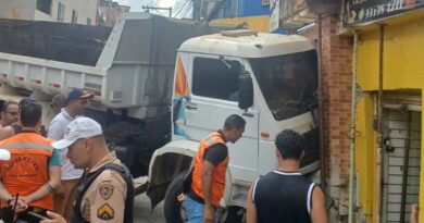 Caminhão desgovernado invade relojoaria em BH e atropela idoso
