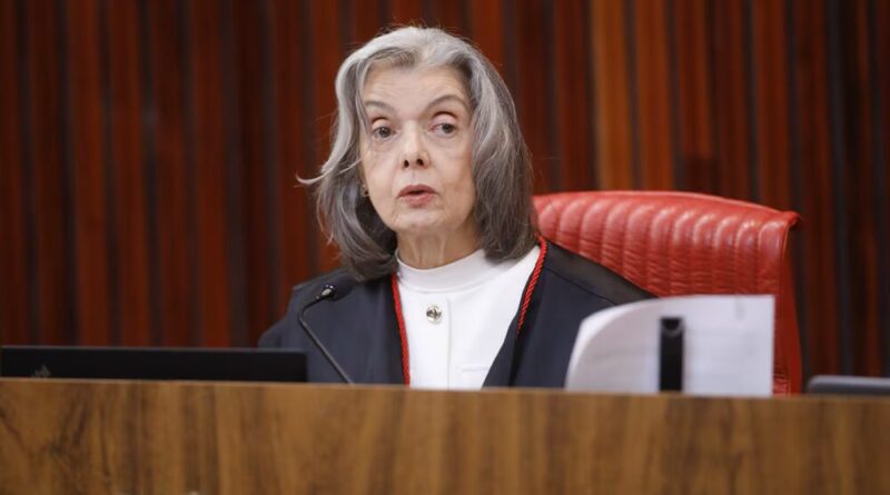 Cármen Lúcia cobra TSE sobre transporte gratuito no 2º turno das eleições