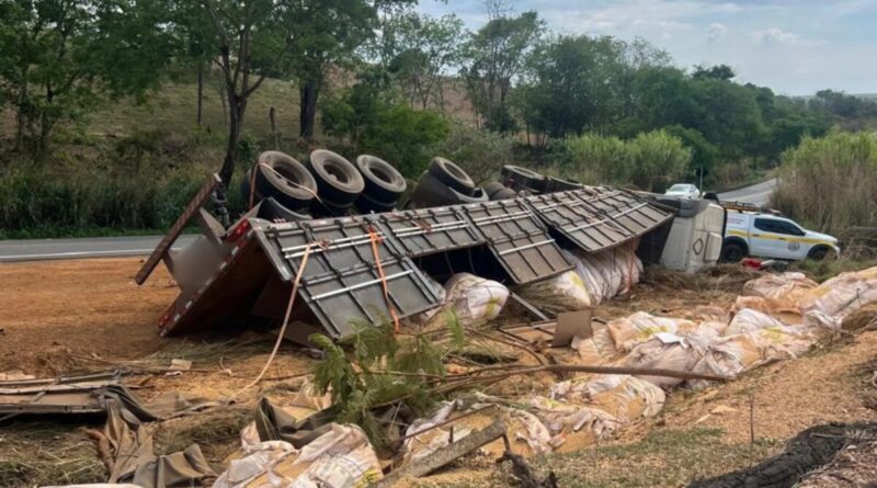 Carreta carregada com soja tomba e motorista morre em rodovia no interior de MG