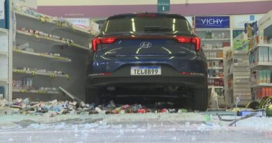 Carro invade farmácia em BH e atinge cliente