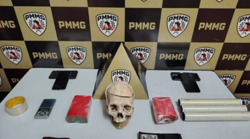 Com crânio humano em casa e carteira falsa da polícia, homem é preso por tráfico de drogas em MG