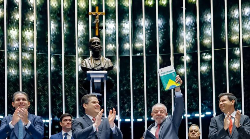 Com presença de Lula, Congresso promulga o fim da escala 6×1