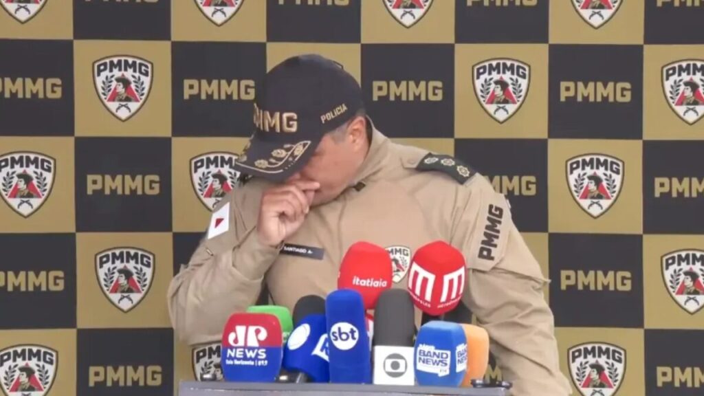 Coronel da PM chora ao relatar morte de colegas em queda de avião em MG: 'coletiva mais difícil da minha vida'