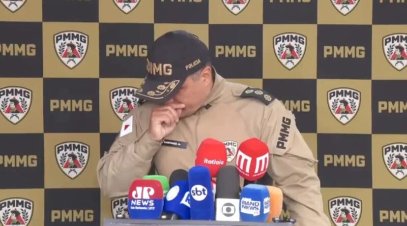 Coronel da PM chora ao relatar morte de colegas em queda de avião em MG: 'coletiva mais difícil da minha vida'