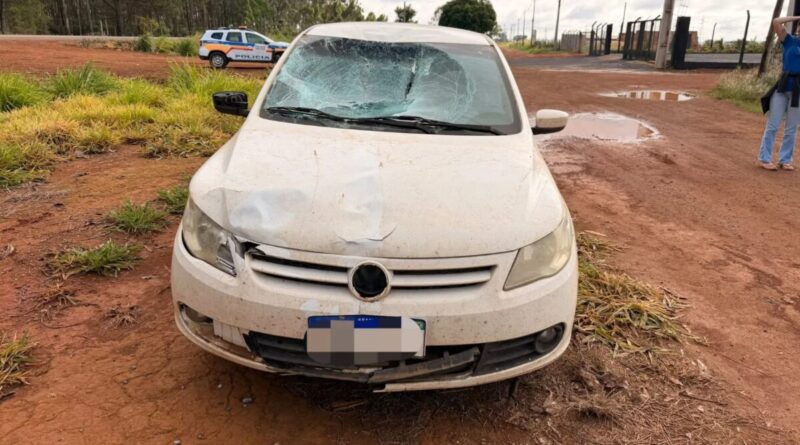 Corredor fica gravemente ferido ao ser atropelado por carro que desviava de caminhão em ultrapassagem na MG-235