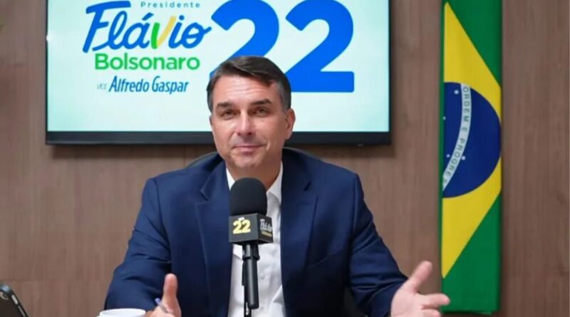 Daqui a pouco, até o Lula vai declarar apoio em mim, diz Flávio Bolsonaro