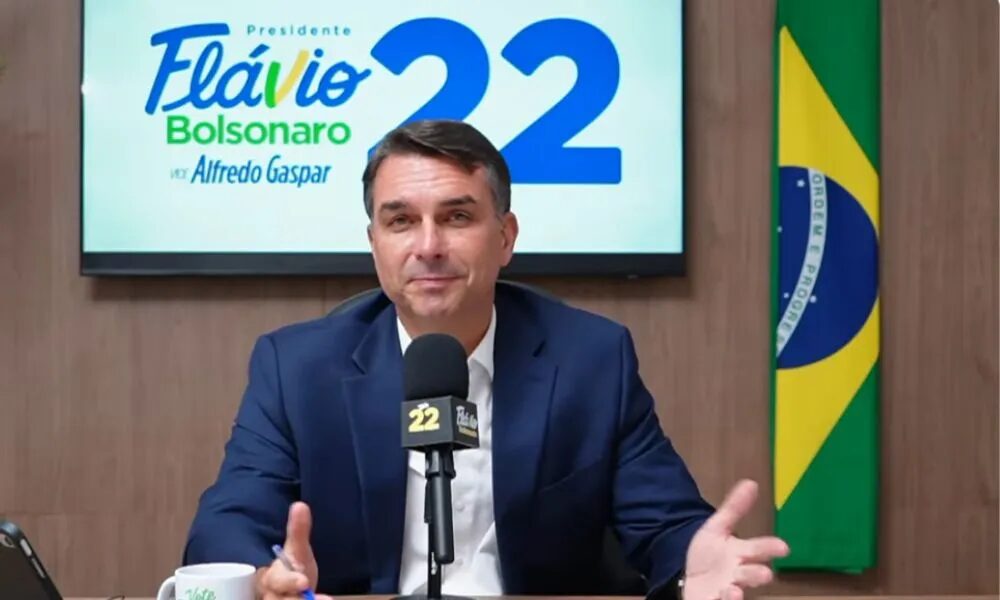 Daqui a pouco, até o Lula vai declarar apoio em mim, diz Flávio Bolsonaro