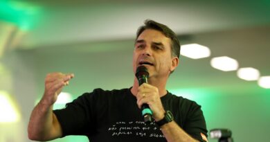 Deputado italiano pede investigação sobre cidadania dos irmãos Bolsonaro