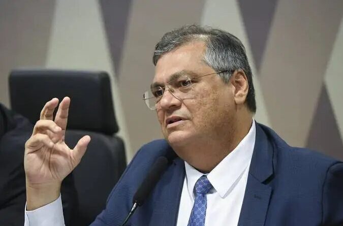 Dino cobra fiscalização dos mercados financeiro e de capitais contra lavagem de dinheiro