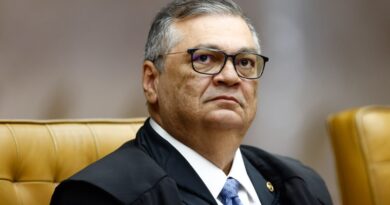 Dino manda PF investigar suspeitas de interferência estrangeira a favor de Flávio