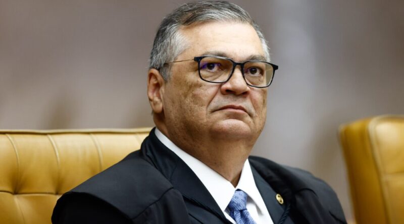 Dino manda PF investigar suspeitas de interferência estrangeira a favor de Flávio
