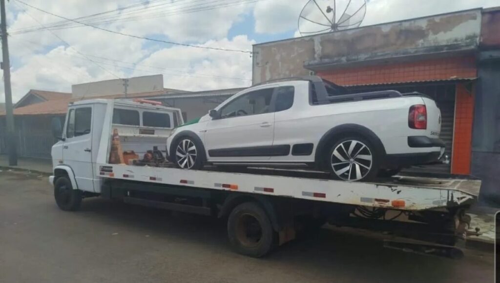 Dois adolescentes são apreendidos após manobras perigosas com moto e som alto em carro em MG