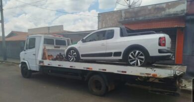 Dois adolescentes são apreendidos após manobras perigosas com moto e som alto em carro em MG