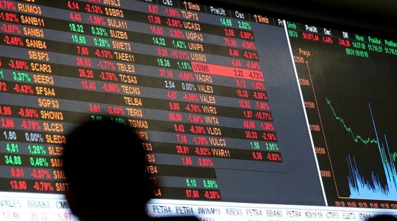 Dólar cai a R$ 5, e bolsa sobe quase 8% após primeiro turno