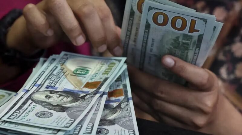 Dólar fecha abaixo de R$ 5 pela primeira vez desde maio