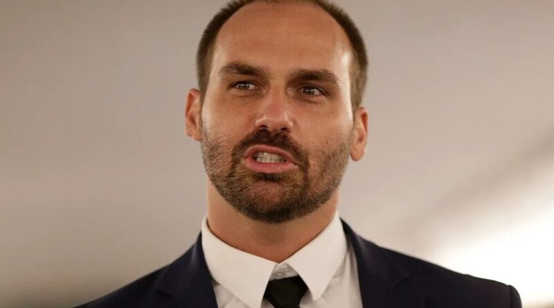 Eduardo Bolsonaro diz que Moraes ‘tumultua o país’ após ministro ordenar início de pena