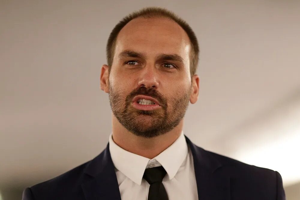 Eduardo Bolsonaro diz que Moraes ‘tumultua o país’ após ministro ordenar início de pena