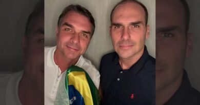 Eduardo publica foto ao lado de Flávio: ‘Não desistiremos do Brasil’