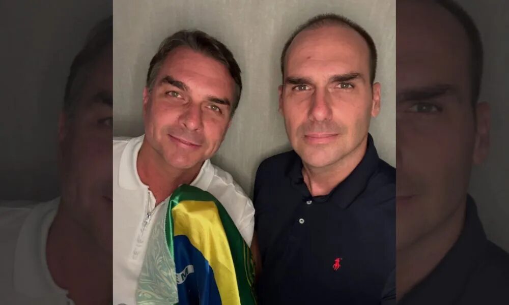 Eduardo Bolsonaro posa com Flávio nos EUA e cita Olavo de Carvalho