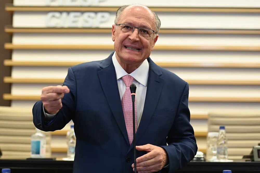 Em busca de indecisos, Alckmin participa de eventos com evangélicos e judeus