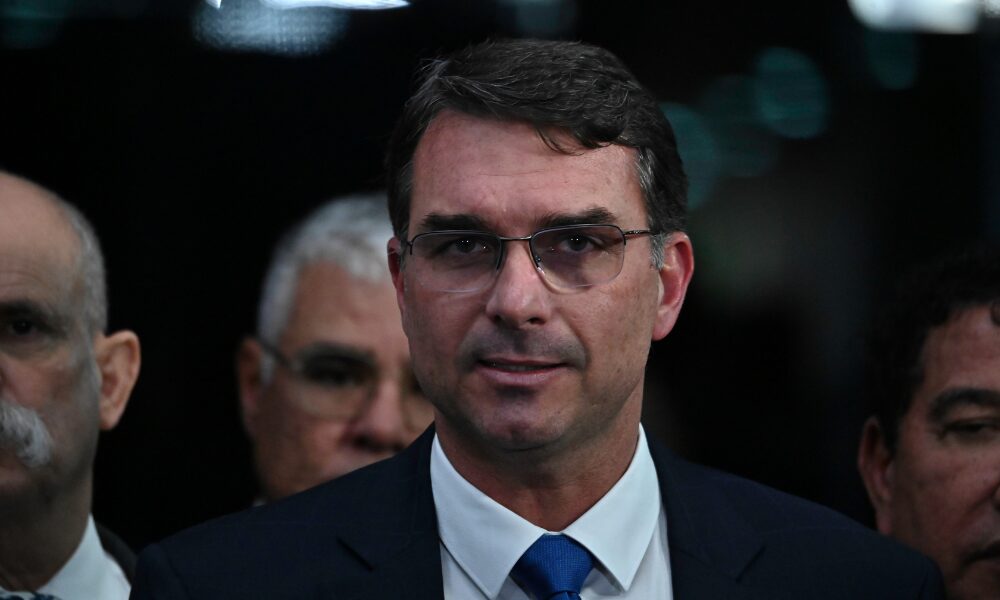 EUA concederão visto a Flávio Bolsonaro e sua família