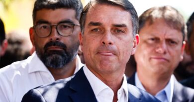 Flávio Bolsonaro chega aos EUA depois de fugir do Brasil um dia após derrota nas eleições