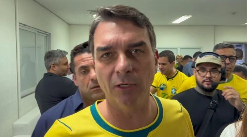 Flávio Bolsonaro diz que enfrenta ‘inimigos mentirosos’ e Brasil passa por ‘guerra espiritual’