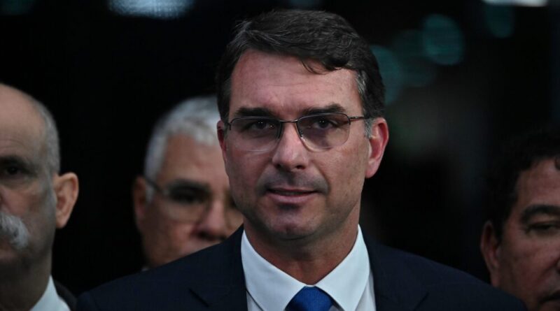 Flávio Bolsonaro diz ter ‘desapego ao poder’ ao falar sobre fim da reeleição