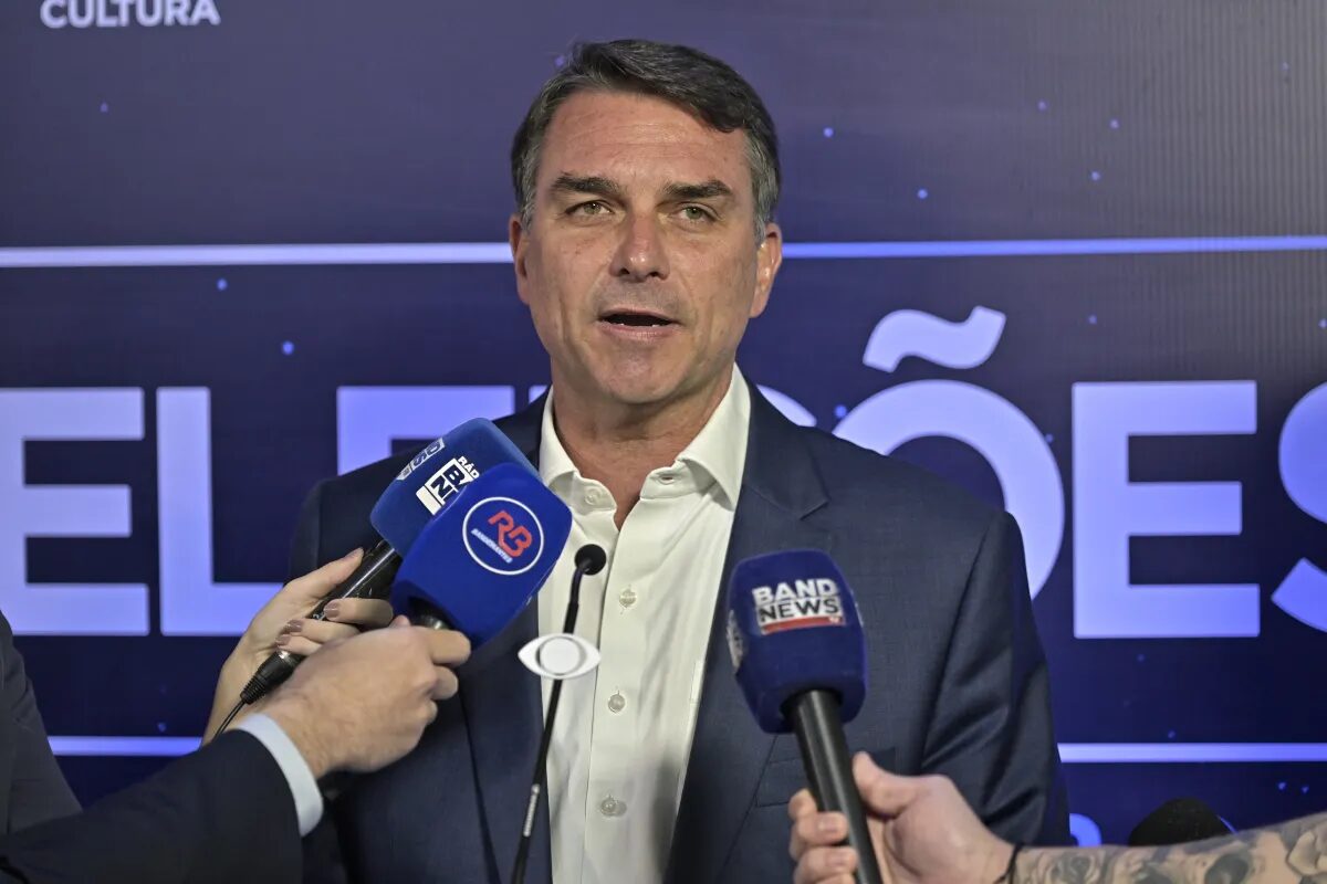 Flávio Bolsonaro é ‘cúmplice’ do assassinato da menina Ana Clara, diz Lula