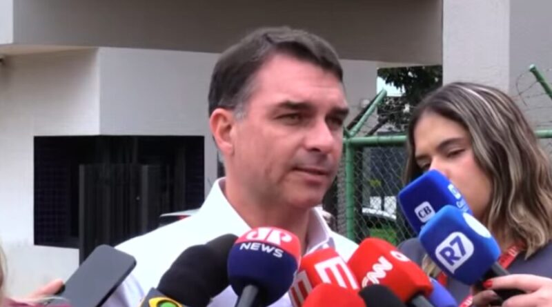Flávio Bolsonaro vence Lula na Papudinha, onde Vorcaro está preso