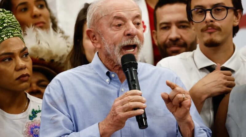 ‘Flávio está propondo abstenção na votação do fim da escala 6×1’, diz Lula