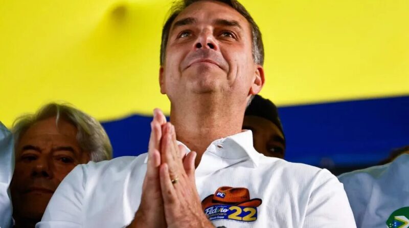 Flávio explica fala sobre mudar Constituição: ‘Brasil não está numa democracia plena’